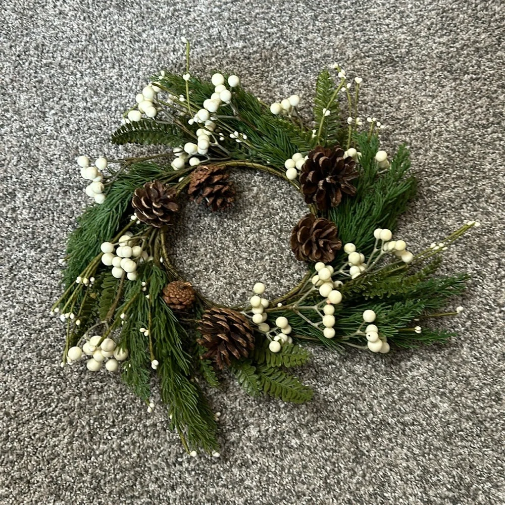 EUC❗️White Berry & Pinecone Wreath